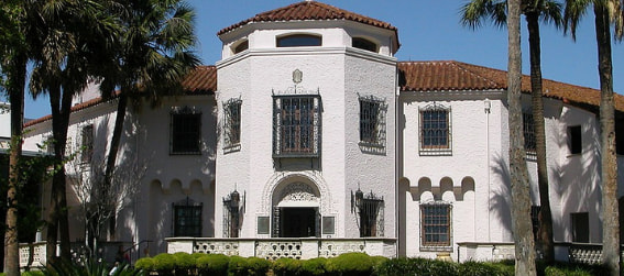 entrance to the witte museum in san antonio 